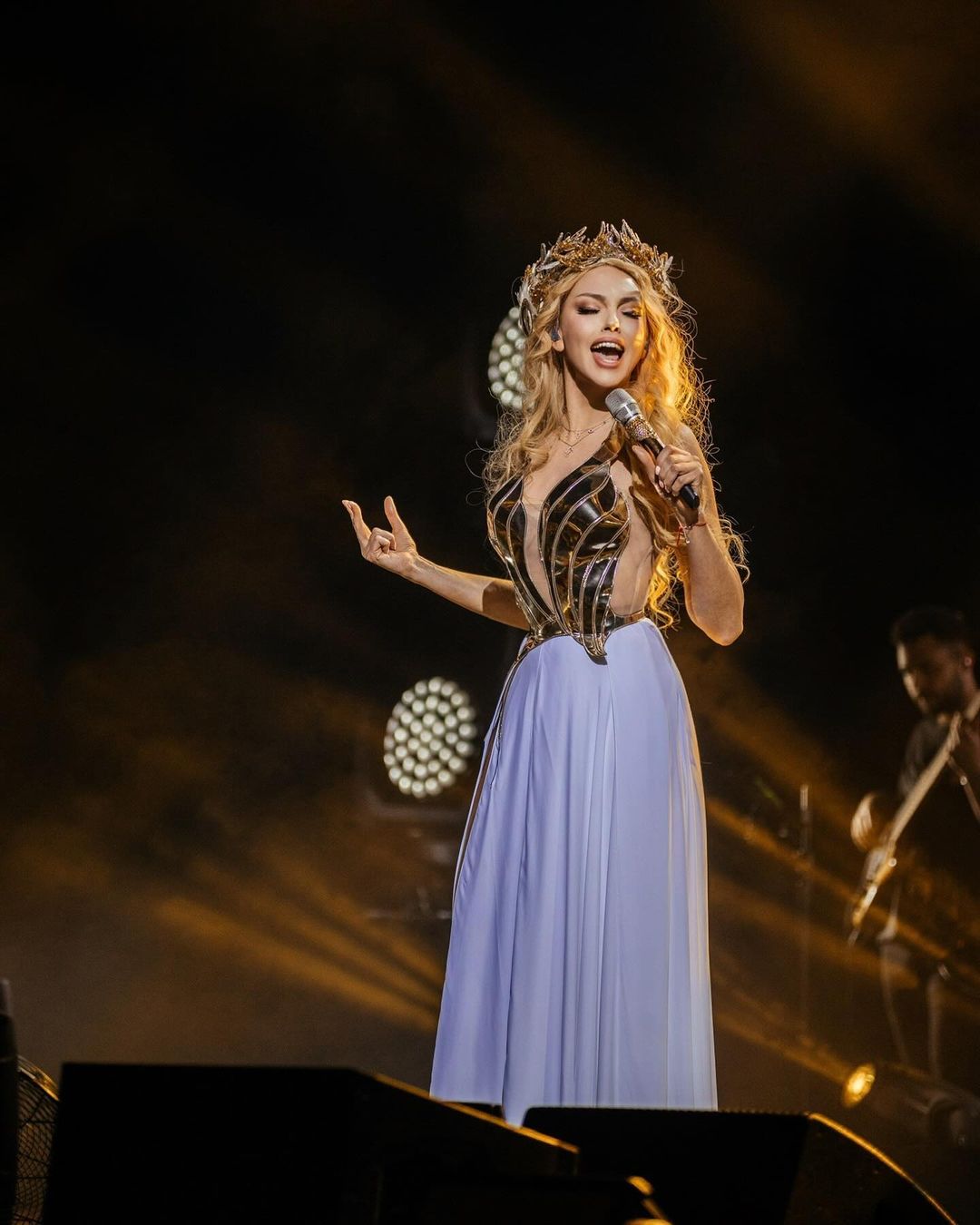 Від шоколадних яєць до 100 газет: що просять українські зірки у своїх райдерах